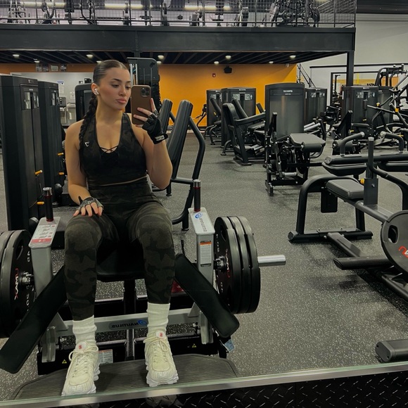 Welcome to my closet! 🦋💫 - Picture 4 of 5